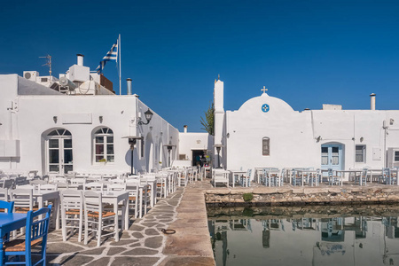 典型的希腊图威玛桌在风景如画的 Naoussa 镇, 防止外空军备竞赛海岛, 基克拉迪, 希腊