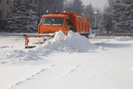 在工作扫雪