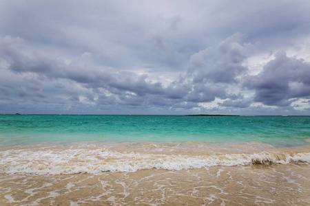 夏威夷瓦胡岛的凯卢阿海滩与美丽的绿松石水