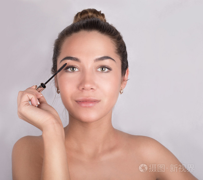 年轻的女孩,正在化妆,那洁净的皮肤的肖像