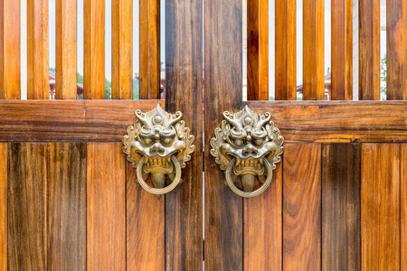 传统风格的木门和门敲门在寺庙里