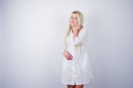 有吸引力的金发女医生或护士在实验室外套隔绝白色背景