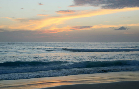 在卡伦海滩美丽的日落。海浪使岸边的重量增加。普吉岛, 泰国