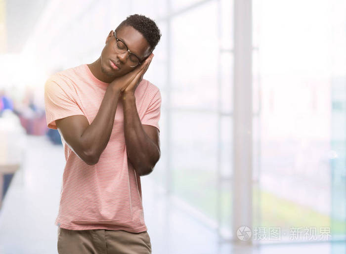 人穿着粉红色 t恤睡觉疲倦的梦想和摆在一起的手, 而微笑着闭着眼睛