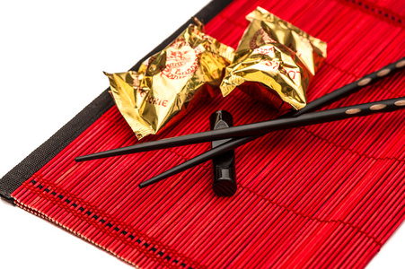 幸运饼干和黑色的筷子。中国农历新年装饰