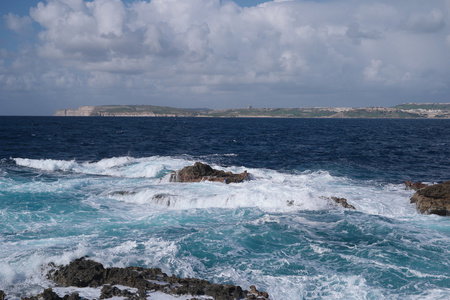 岩石海岸入口与浪花