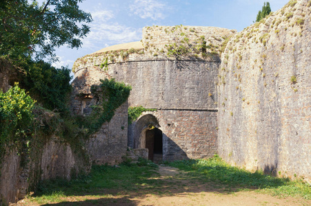 防御的城墙古老的防御工事.黑山.