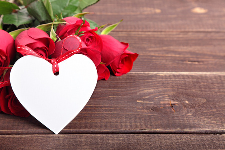 木材白色礼物标签和红玫瑰的情人节背景。S