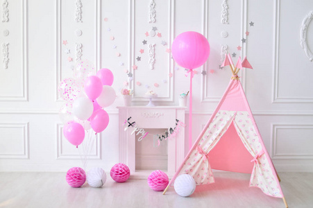 女孩生日。节日聚会的装饰品。很多气球粉红色和白色的颜色
