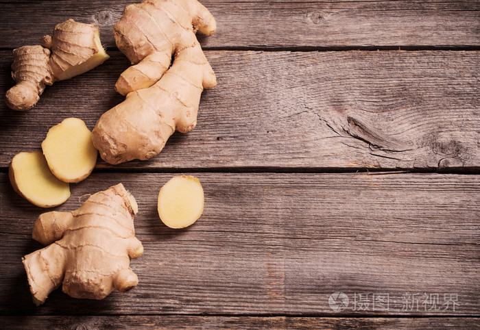 姜切片,木制的背景