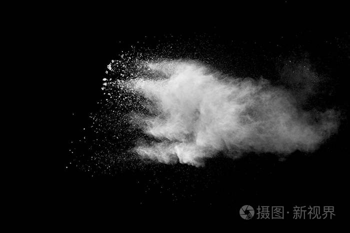 黑色背景下的白色尘埃爆炸
