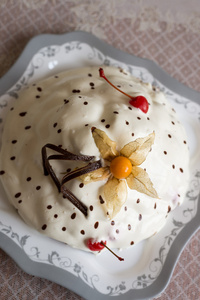 酸奶蛋糕用巧克力和樱桃图片