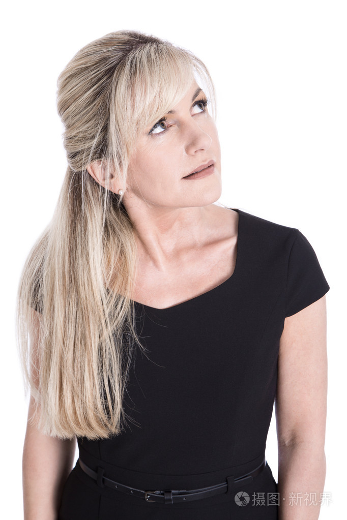 有吸引力美丽的老女人,侧身仰望文本