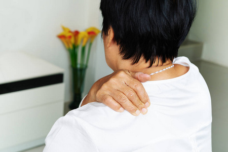 颈部和肩部疼痛, 老年妇女颈部和肩部受伤, 健康问题的概念