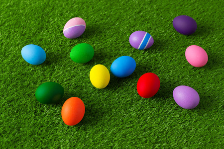 五颜六色的复活节彩蛋, 在绿色的草地上, 特写