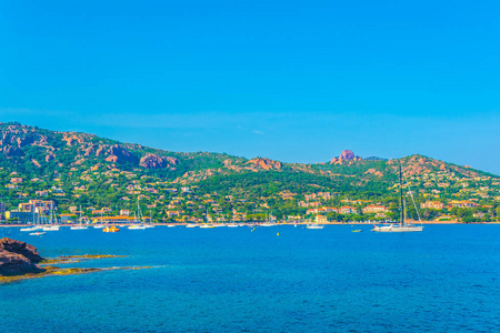 恩震湾下的 Esterel 地块在法郎