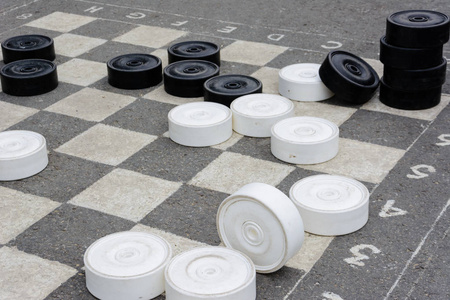 在沥青上的巨大黑白跳棋.乌里扬诺夫斯克, 俄罗斯照片