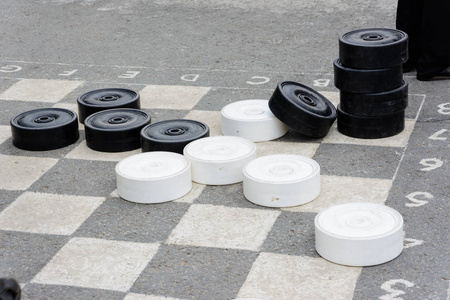 在沥青上的巨大黑白跳棋.乌里扬诺夫斯克, 俄罗斯照片