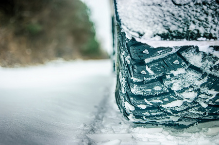 好冬用轮胎上积雪的路上