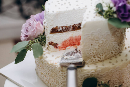 紫色和白色花朵的婚礼蛋糕