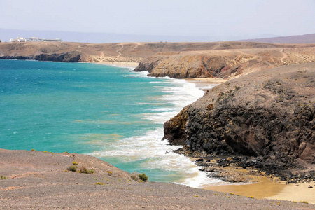 帕拉斯 de 帕帕加约与沙丘在兰萨罗特海岸, 加那利群岛海滩的惊人的看法