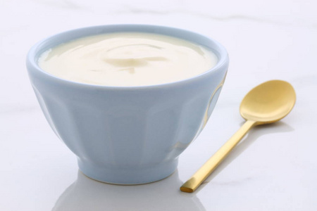 在老式的意大利卡拉拉大理石设置上美味 营养 健康新鲜酸奶