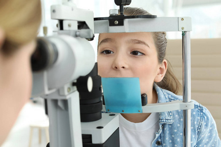 眼科医生检查临床小女孩图片