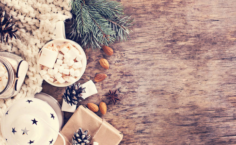 礼品, 冷杉枝, 坚果, 锥, 可可, 咖啡, 舒适的针织毯。冬天, 新年, 圣诞节静物