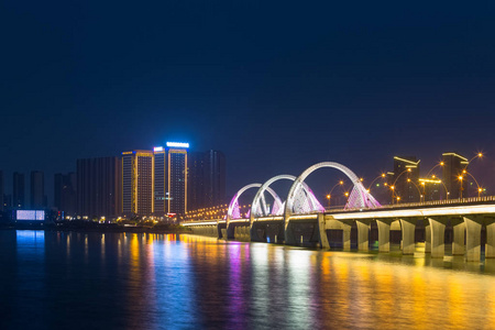 美丽的九江夜景湖和桥梁在新的区, 江西, 中国