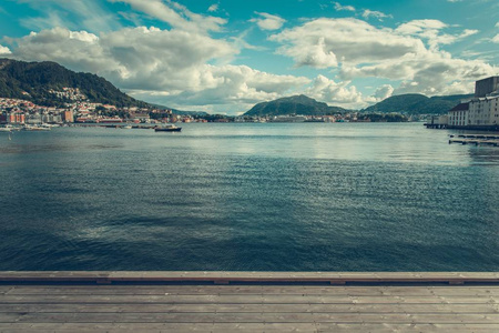 卑尔根城市全景从木船坞甲板。挪威西南部, 欧洲。夏天部分多云天