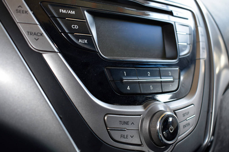 豪华汽车控制面板音频播放器和其他设备