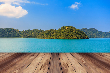 木地板和蓝色的大海与岛屿