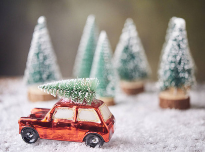 小汽车玩具与圣诞树。圣诞准备理念