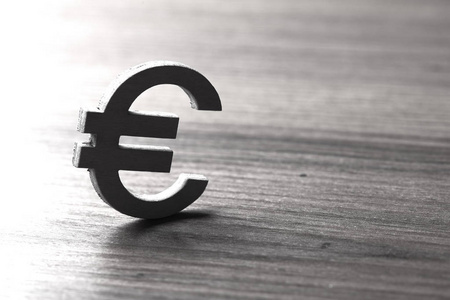 欧洲货币在木桌上的象征, 特写