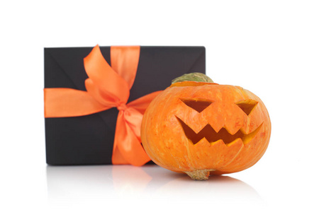 万圣节南瓜和孤立的白色背景上的礼物照片