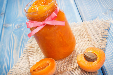 新鲜自制杏果酱和成熟水果, 健康甜甜点的概念