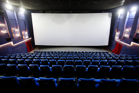 空舒适的红色座椅，与电影中的数字