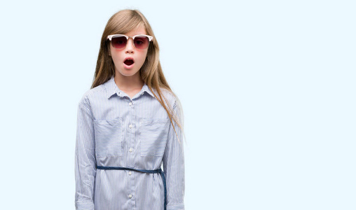 表达惊讶年轻的金发小宝宝穿着蓝色的衬衫吓坏了惊讶的脸, 害怕和兴奋