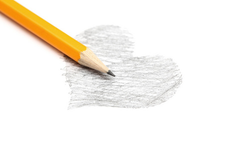绘图的心和一支铅笔