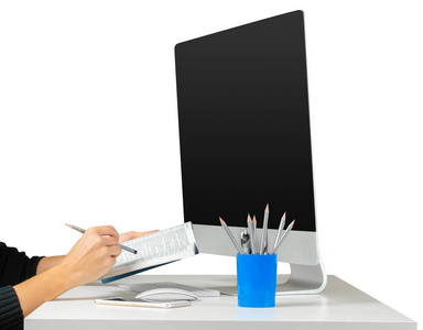 女性手工作与计算机键盘隔绝在白色背景上