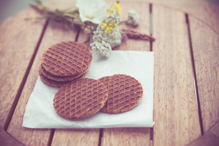 传统荷兰 Stroopwafels 糖浆填充华夫饼在设置与花卉