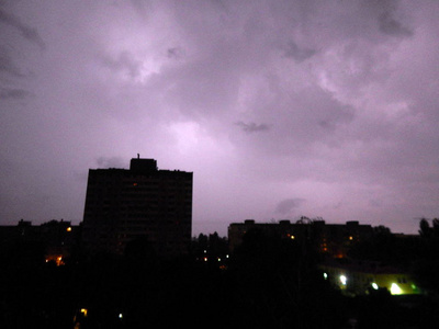 城市夜晚的闪电和雷声下雨了