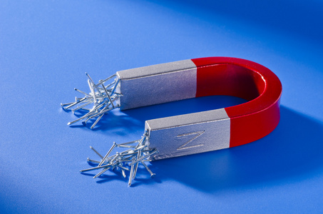 磁铁举行马蹄形磁铁照片