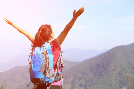 女登山者在山的山顶上照片