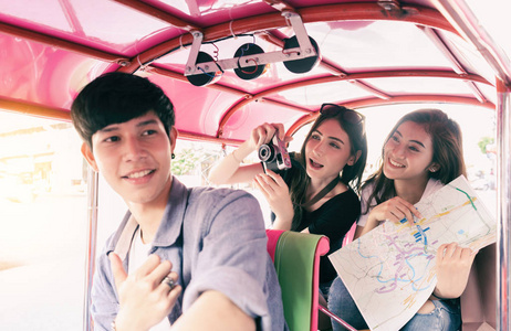 年轻的旅行者在泰国旅行三轮车呼叫嘟嘟嘟嘟
