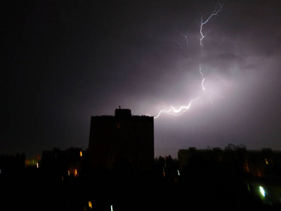 城市夜晚的闪电和雷声下雨了图片