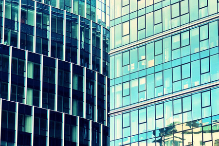 现代办公楼立面抽象片段, 钢结构中闪亮的窗户, 复古风格的彩色色调滤镜效果