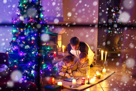 圣诞节前夕, 父亲和他的两个小孩坐在壁炉烟囱旁