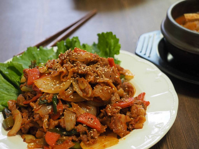 韩国菜 Jeyuk 子鸡, 搅拌 friedspicypork