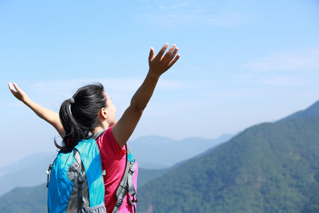 女登山者在山的山顶上